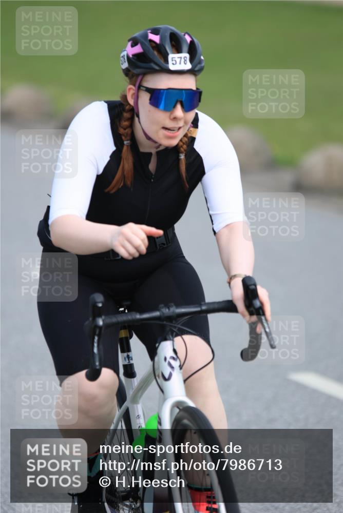15.06.2025 - 27. Vierlanden-Triathlon H.Heesch http://msf.ph/oto/7986713 15.06.2025 11:12:41 Radfahren 500, 572, 578 meine-sportfotos.de