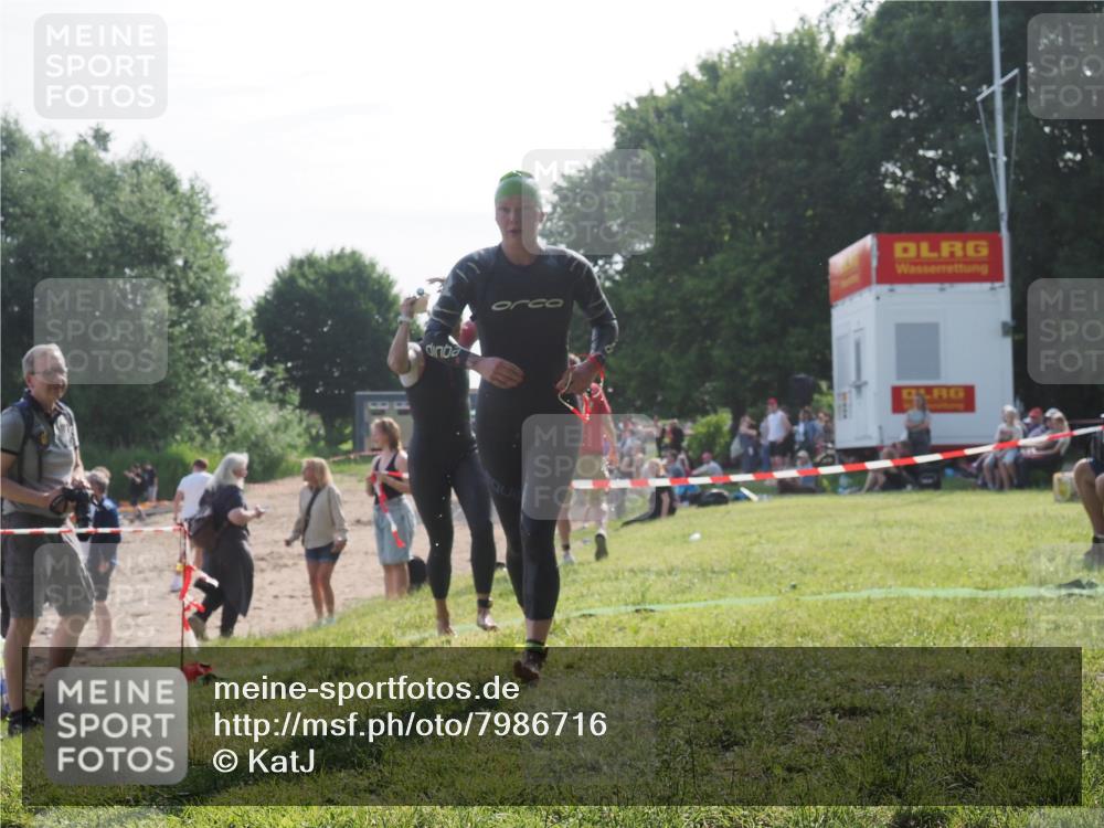 15.06.2025 - 27. Vierlanden-Triathlon KatJ http://msf.ph/oto/7986716 15.06.2025 09:02:00 Schwimmen 196, 206, 214 meine-sportfotos.de
