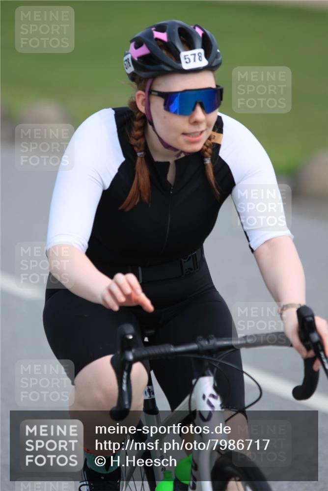 15.06.2025 - 27. Vierlanden-Triathlon H.Heesch http://msf.ph/oto/7986717 15.06.2025 11:12:41 Radfahren 500, 572, 578 meine-sportfotos.de