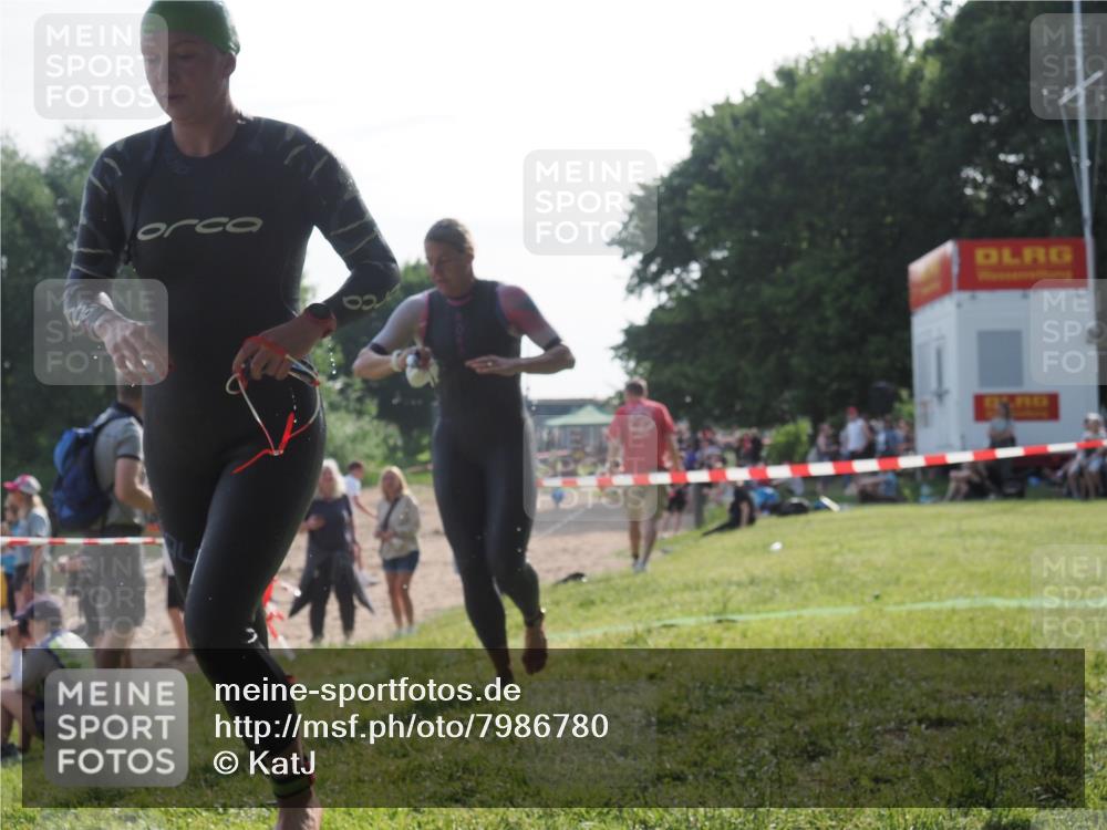 15.06.2025 - 27. Vierlanden-Triathlon KatJ http://msf.ph/oto/7986780 15.06.2025 09:02:01 Schwimmen 196, 206, 214 meine-sportfotos.de