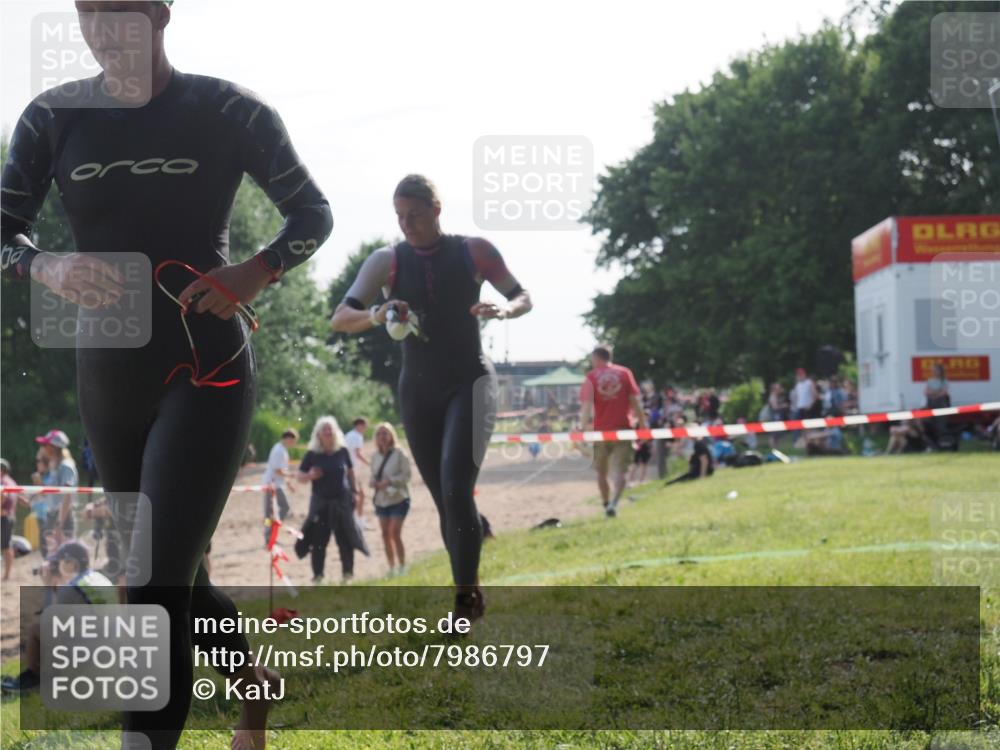 15.06.2025 - 27. Vierlanden-Triathlon KatJ http://msf.ph/oto/7986797 15.06.2025 09:02:01 Schwimmen 196, 206, 214 meine-sportfotos.de