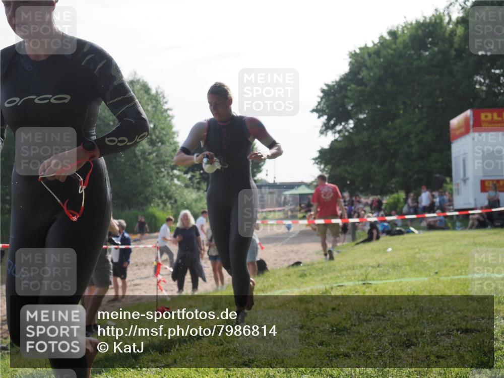 15.06.2025 - 27. Vierlanden-Triathlon KatJ http://msf.ph/oto/7986814 15.06.2025 09:02:02 Schwimmen 196, 206, 214 meine-sportfotos.de