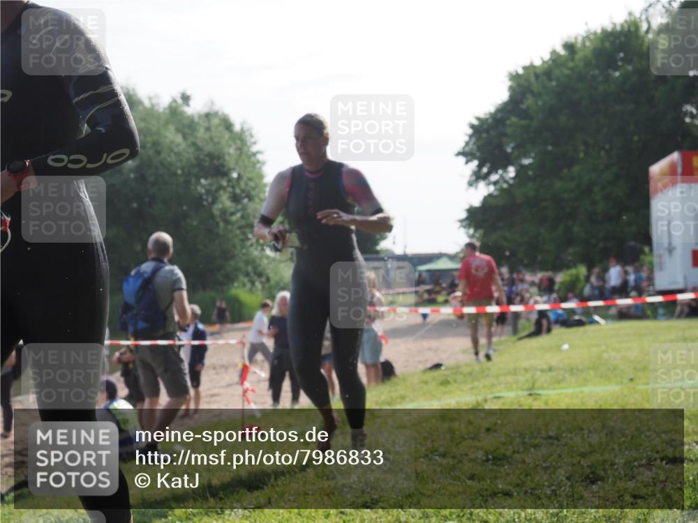 15.06.2025 - 27. Vierlanden-Triathlon KatJ http://msf.ph/oto/7986833 15.06.2025 09:02:02 Schwimmen 196, 206, 214 meine-sportfotos.de