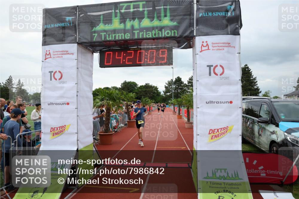 15.06.2025 - 7 Türme Triathlon Michael Strokosch http://msf.ph/oto/7986842 15.06.2025 14:20:08 Ziel 897, 906, 1026 meine-sportfotos.de