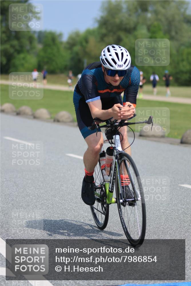 21.06.2025 - 27. Vierlanden-Triathlon H.Heesch http://msf.ph/oto/7986854 15.06.2025 11:34:51 Radfahren 638, 707, 760, 894, 961 meine-sportfotos.de