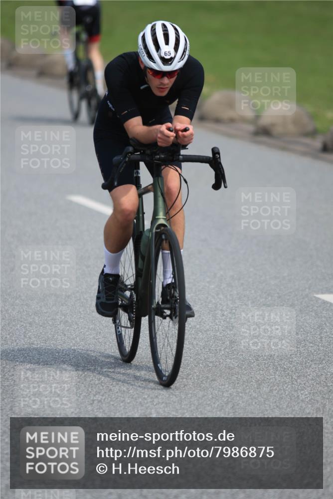 15.06.2025 - 27. Vierlanden-Triathlon H.Heesch http://msf.ph/oto/7986875 15.06.2025 11:15:39 Radfahren 65, 147, 198, 531, 670, 729 meine-sportfotos.de