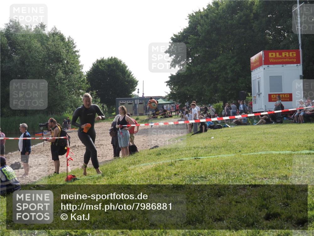 15.06.2025 - 27. Vierlanden-Triathlon KatJ http://msf.ph/oto/7986881 15.06.2025 09:02:38 Schwimmen 200, 246 meine-sportfotos.de