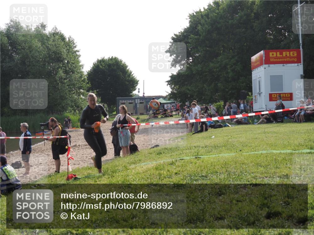 15.06.2025 - 27. Vierlanden-Triathlon KatJ http://msf.ph/oto/7986892 15.06.2025 09:02:38 Schwimmen 200, 246 meine-sportfotos.de