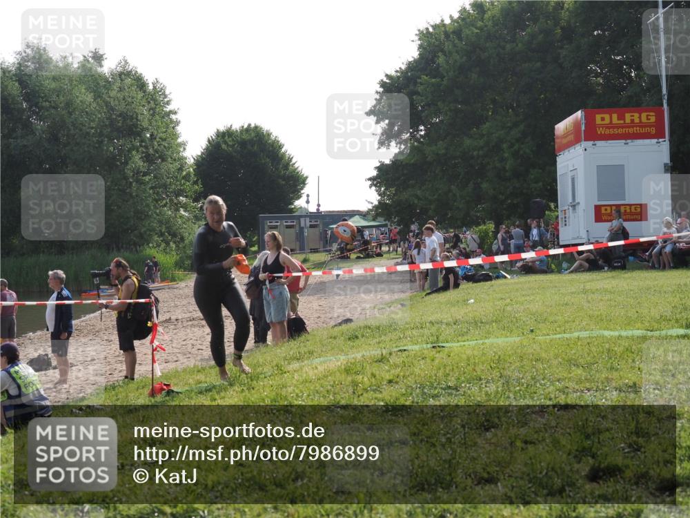 15.06.2025 - 27. Vierlanden-Triathlon KatJ http://msf.ph/oto/7986899 15.06.2025 09:02:38 Schwimmen 200, 246 meine-sportfotos.de