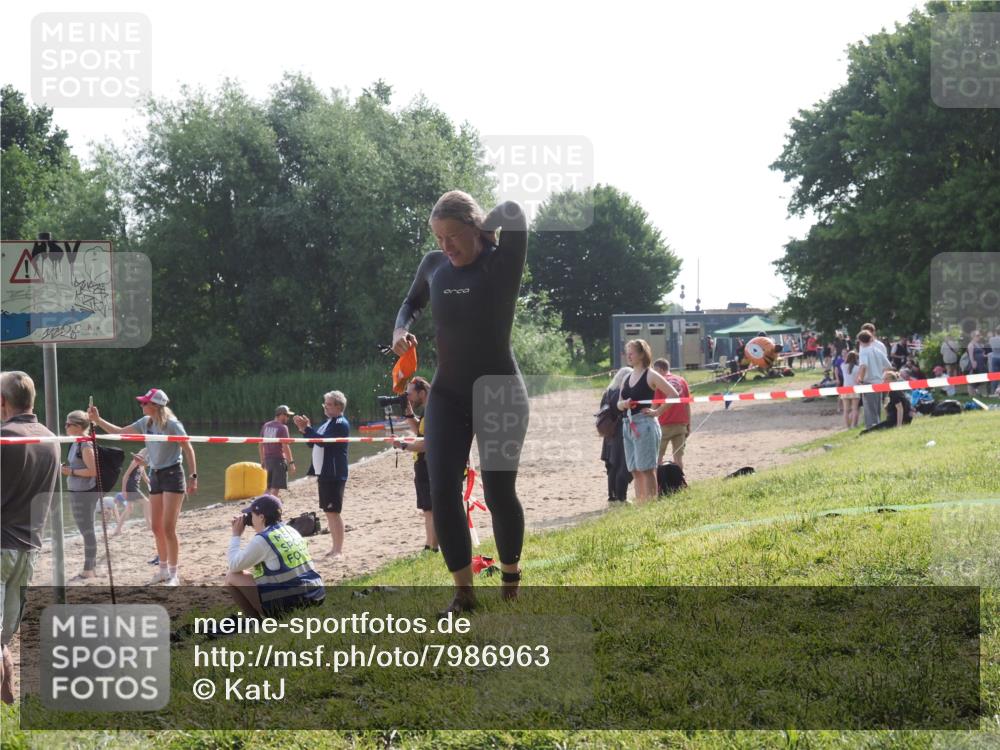 15.06.2025 - 27. Vierlanden-Triathlon KatJ http://msf.ph/oto/7986963 15.06.2025 09:02:40 Schwimmen 200, 223, 246 meine-sportfotos.de
