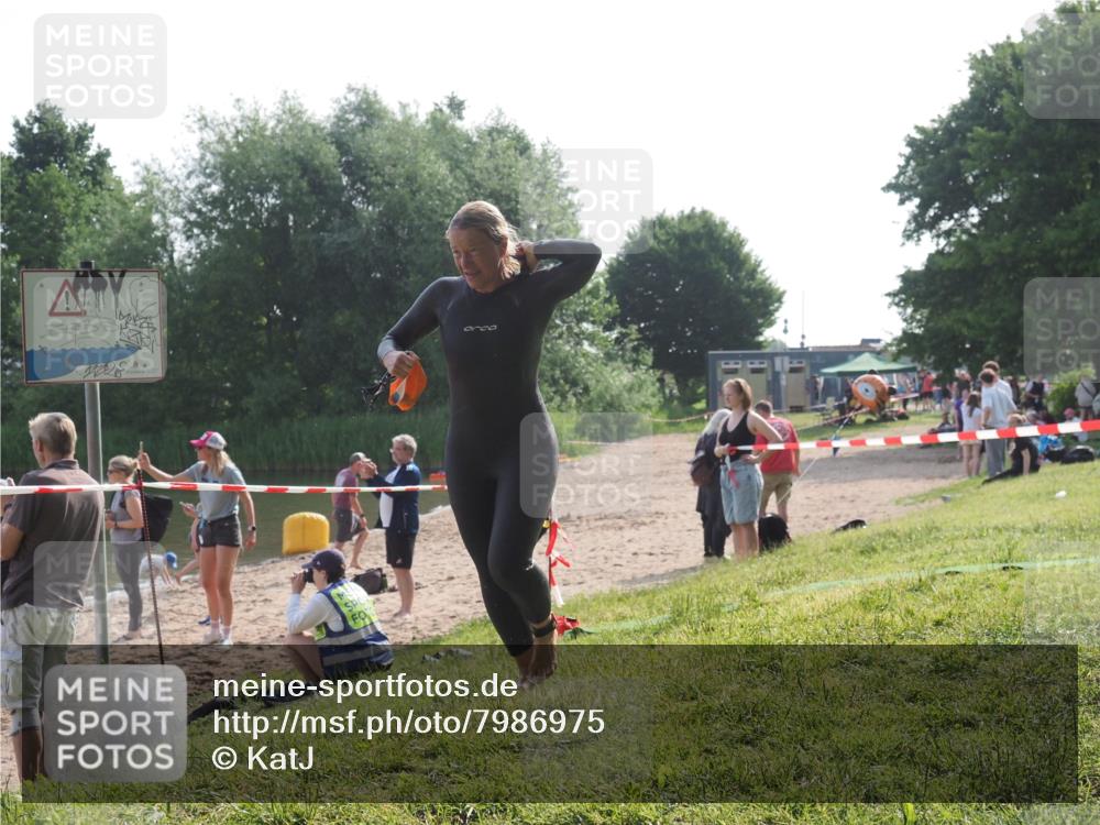 15.06.2025 - 27. Vierlanden-Triathlon KatJ http://msf.ph/oto/7986975 15.06.2025 09:02:40 Schwimmen 200, 223, 246 meine-sportfotos.de