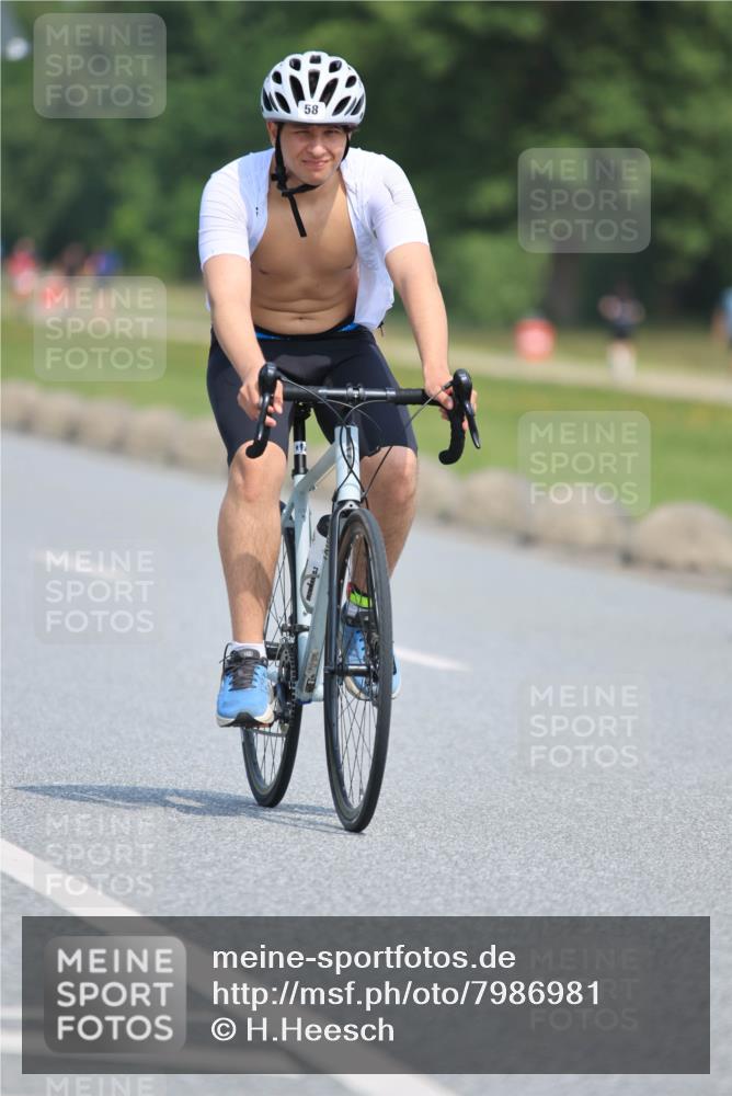 21.06.2025 - 27. Vierlanden-Triathlon H.Heesch http://msf.ph/oto/7986981 15.06.2025 11:35:24 Radfahren 58, 656 meine-sportfotos.de
