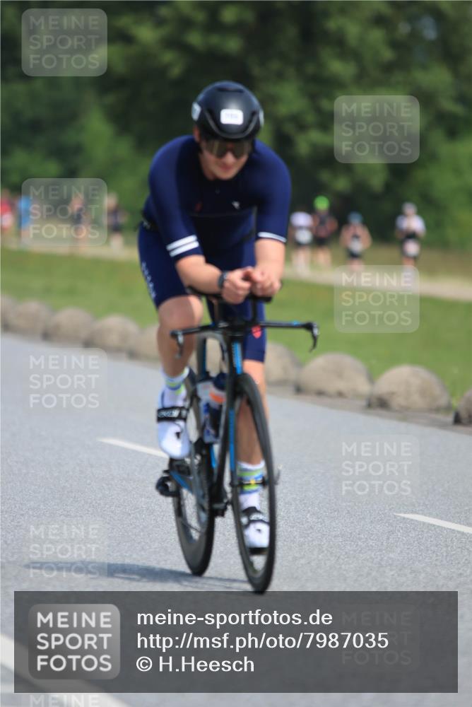 21.06.2025 - 27. Vierlanden-Triathlon H.Heesch http://msf.ph/oto/7987035 15.06.2025 11:35:36 Radfahren 705, 903 meine-sportfotos.de