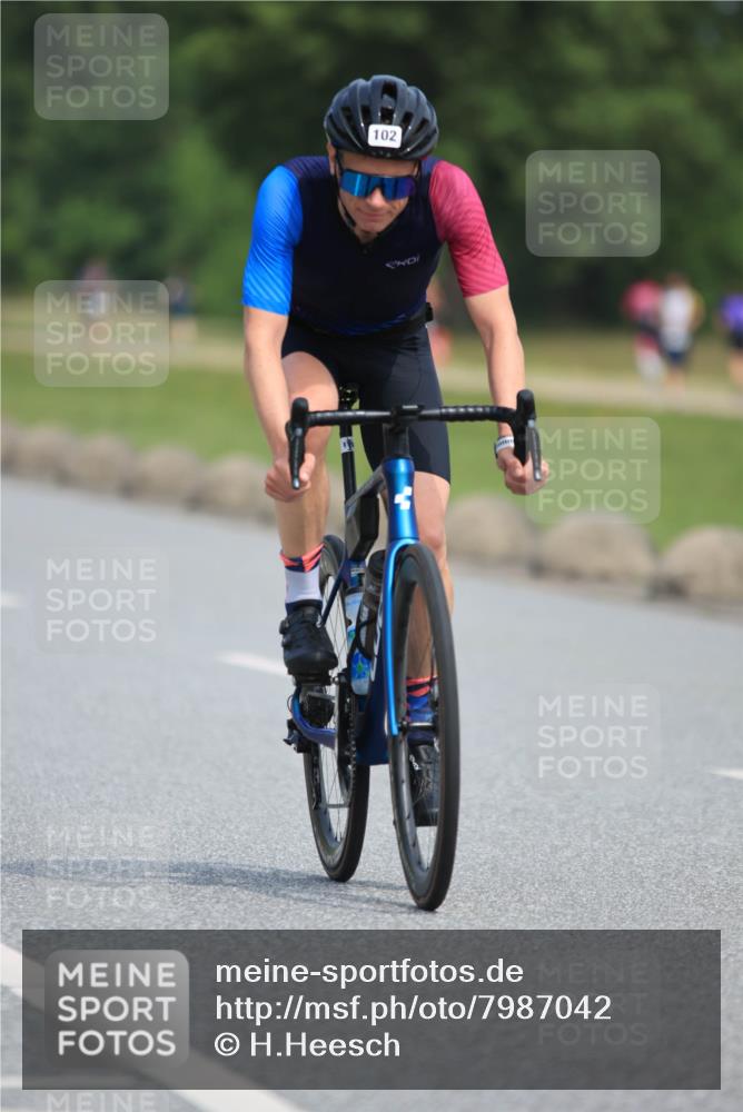 15.06.2025 - 27. Vierlanden-Triathlon H.Heesch http://msf.ph/oto/7987042 15.06.2025 11:16:04 Radfahren 102, 208, 801, 819, 860 meine-sportfotos.de