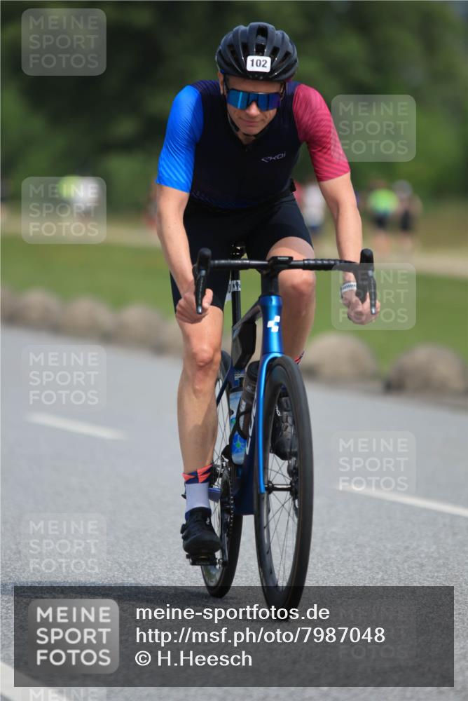 21.06.2025 - 27. Vierlanden-Triathlon H.Heesch http://msf.ph/oto/7987048 15.06.2025 11:16:04 Radfahren 102, 208, 801, 819, 860 meine-sportfotos.de