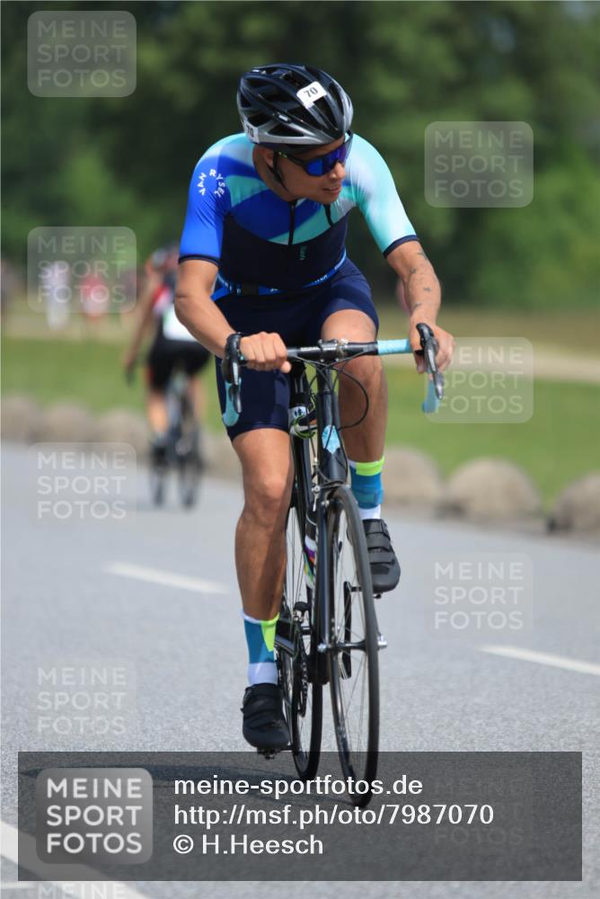 21.06.2025 - 27. Vierlanden-Triathlon H.Heesch http://msf.ph/oto/7987070 15.06.2025 11:35:47 Radfahren 70, 676, 735, 736 meine-sportfotos.de