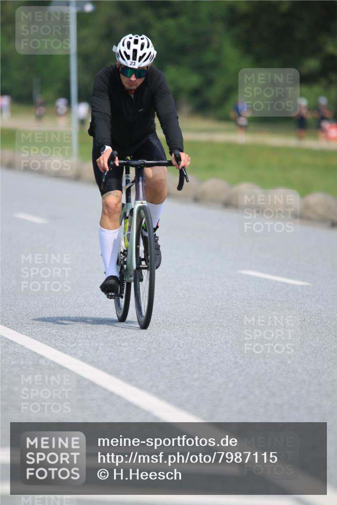 21.06.2025 - 27. Vierlanden-Triathlon H.Heesch http://msf.ph/oto/7987115 15.06.2025 11:36:33 Radfahren 23, 639, 697, 712, 851 meine-sportfotos.de
