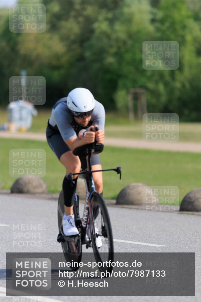 15.06.2025 - 27. Vierlanden-Triathlon H.Heesch http://msf.ph/oto/7987133 15.06.2025 09:04:00 Radfahren 87 meine-sportfotos.de