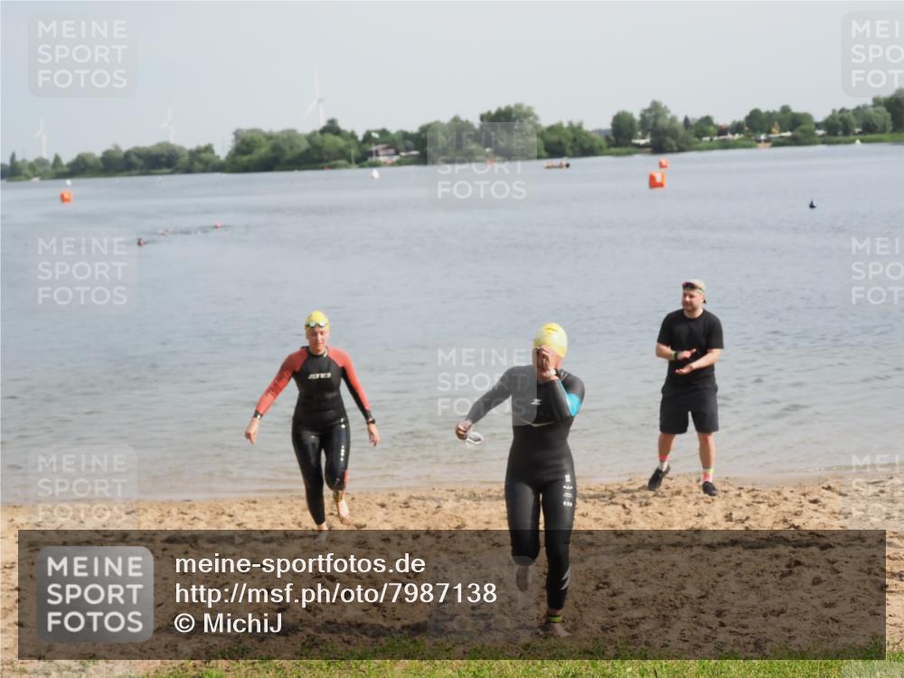 21.06.2025 - 27. Vierlanden-Triathlon MichiJ http://msf.ph/oto/7987138 15.06.2026 09:12:03 Schwimmen 201, 215, 229 meine-sportfotos.de