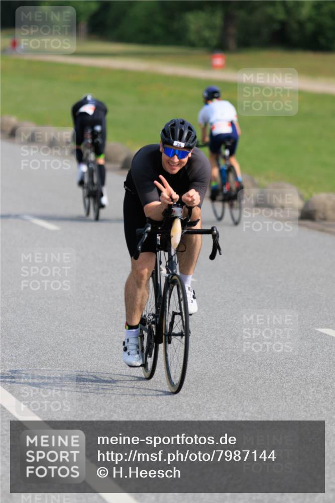 15.06.2025 - 27. Vierlanden-Triathlon H.Heesch http://msf.ph/oto/7987144 15.06.2025 09:09:37 Radfahren 30, 196 meine-sportfotos.de