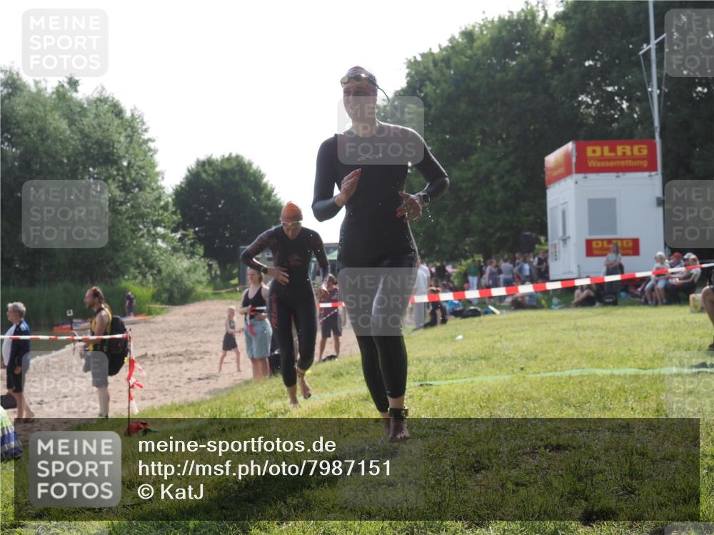 15.06.2025 - 27. Vierlanden-Triathlon KatJ http://msf.ph/oto/7987151 15.06.2025 09:02:49 Schwimmen 200, 210, 223 meine-sportfotos.de