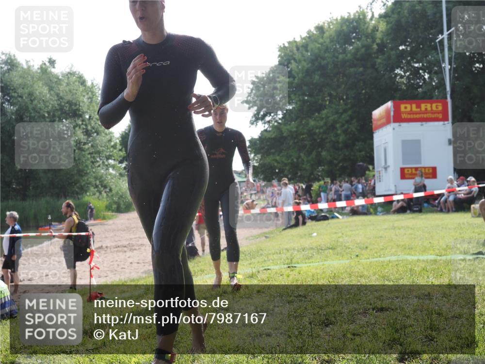 15.06.2025 - 27. Vierlanden-Triathlon KatJ http://msf.ph/oto/7987167 15.06.2025 09:02:49 Schwimmen 200, 210, 223 meine-sportfotos.de
