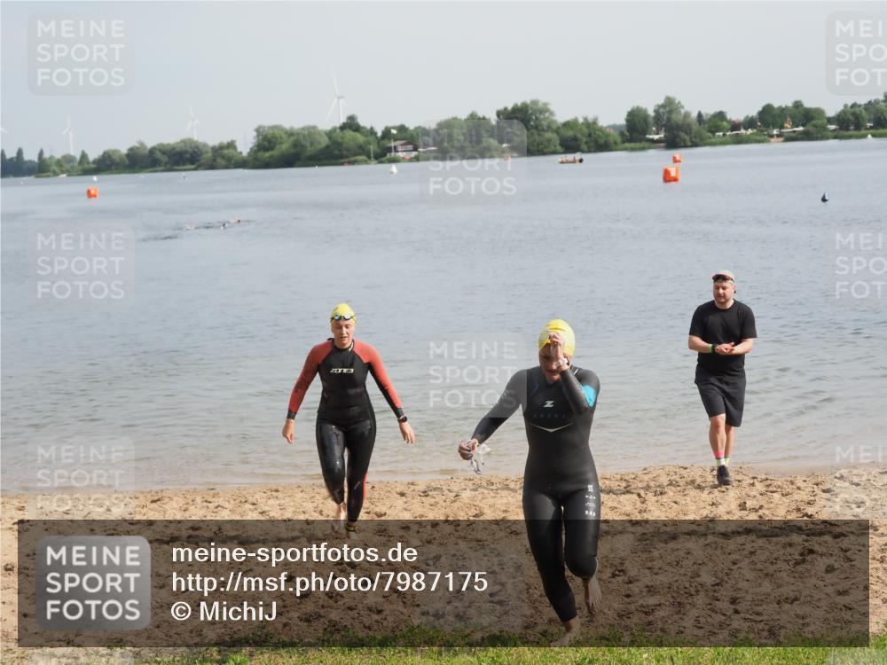 21.06.2025 - 27. Vierlanden-Triathlon MichiJ http://msf.ph/oto/7987175 15.06.2026 09:12:03 Schwimmen 201, 215, 229 meine-sportfotos.de