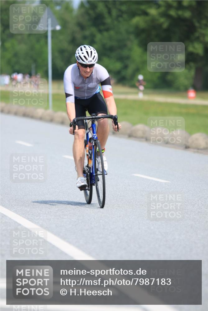 21.06.2025 - 27. Vierlanden-Triathlon H.Heesch http://msf.ph/oto/7987183 15.06.2025 11:36:46 Radfahren 123, 688, 749 meine-sportfotos.de