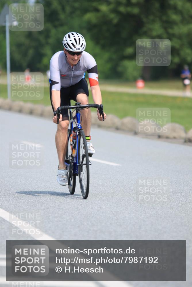 21.06.2025 - 27. Vierlanden-Triathlon H.Heesch http://msf.ph/oto/7987192 15.06.2025 11:36:47 Radfahren 123, 688, 749 meine-sportfotos.de