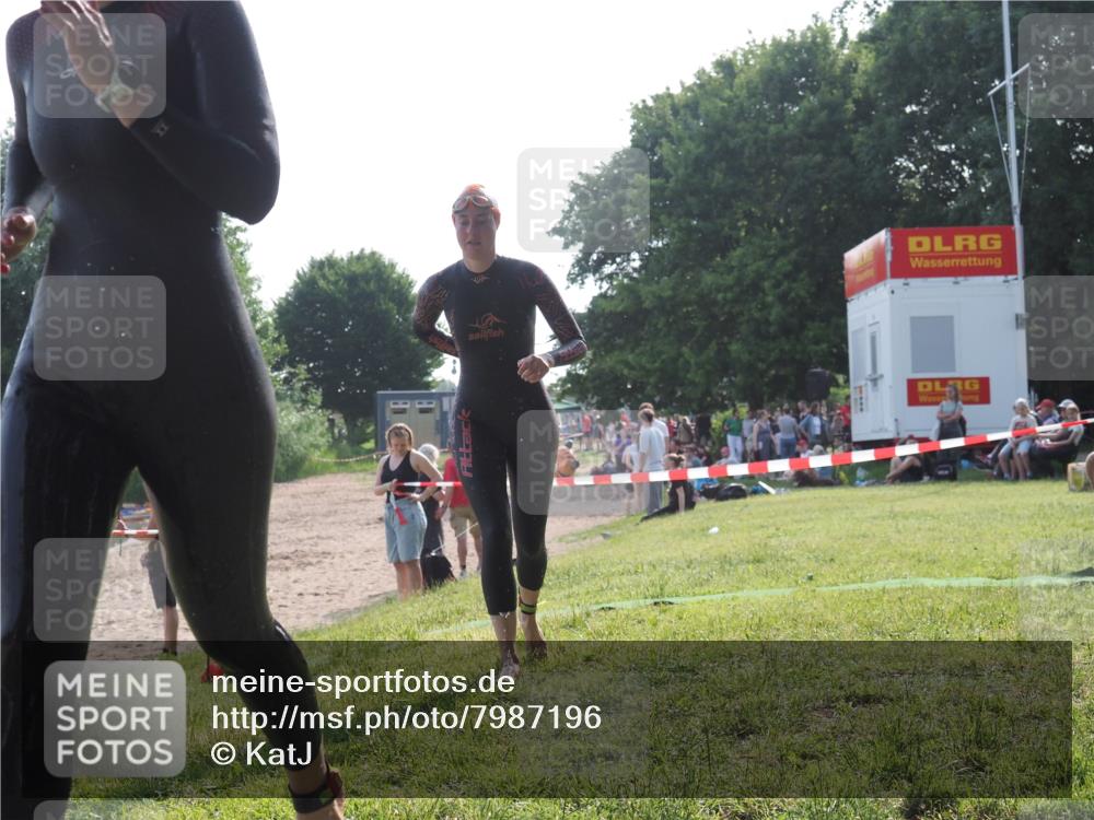 15.06.2025 - 27. Vierlanden-Triathlon KatJ http://msf.ph/oto/7987196 15.06.2025 09:02:50 Schwimmen 200, 210, 223 meine-sportfotos.de