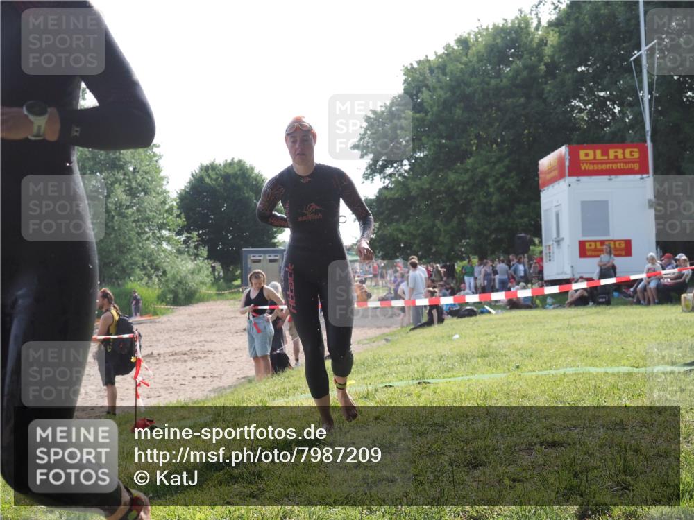 15.06.2025 - 27. Vierlanden-Triathlon KatJ http://msf.ph/oto/7987209 15.06.2025 09:02:50 Schwimmen 200, 210, 223 meine-sportfotos.de