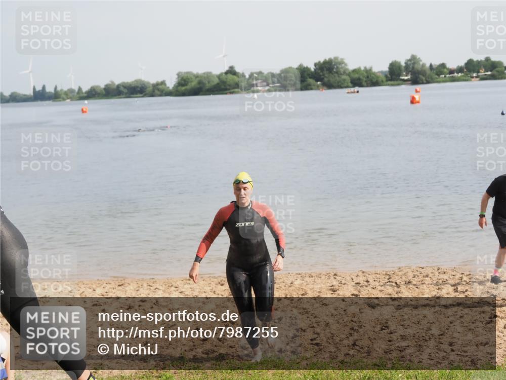 21.06.2025 - 27. Vierlanden-Triathlon MichiJ http://msf.ph/oto/7987255 15.06.2026 09:12:05 Schwimmen 201, 215, 229 meine-sportfotos.de
