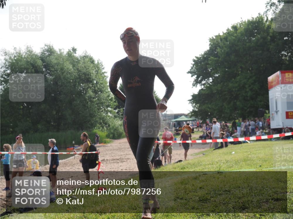 15.06.2025 - 27. Vierlanden-Triathlon KatJ http://msf.ph/oto/7987256 15.06.2025 09:02:51 Schwimmen 200, 210, 223 meine-sportfotos.de