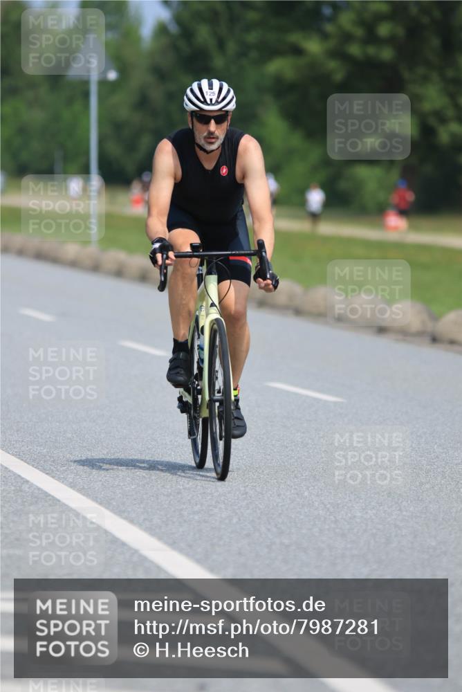 21.06.2025 - 27. Vierlanden-Triathlon H.Heesch http://msf.ph/oto/7987281 15.06.2025 11:37:03 Radfahren 125, 713 meine-sportfotos.de