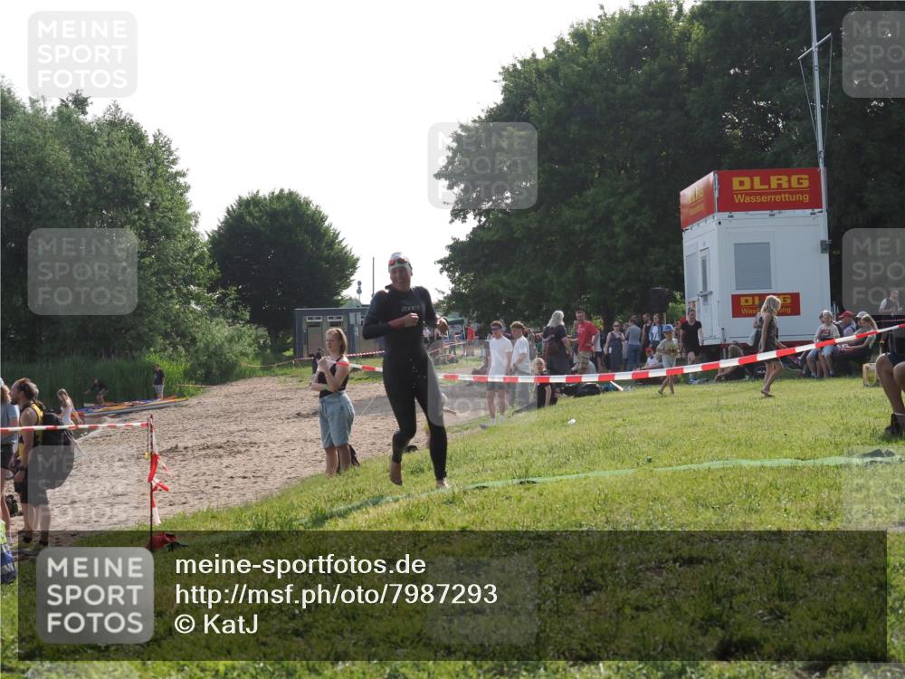 15.06.2025 - 27. Vierlanden-Triathlon KatJ http://msf.ph/oto/7987293 15.06.2025 09:03:10 Schwimmen 219, 248 meine-sportfotos.de