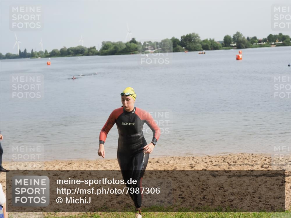 21.06.2025 - 27. Vierlanden-Triathlon MichiJ http://msf.ph/oto/7987306 15.06.2026 09:12:06 Schwimmen 201, 215, 229 meine-sportfotos.de