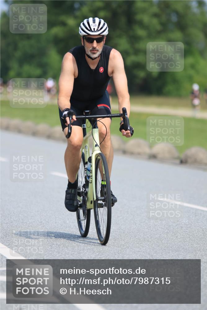 21.06.2025 - 27. Vierlanden-Triathlon H.Heesch http://msf.ph/oto/7987315 15.06.2025 11:37:04 Radfahren 125, 713 meine-sportfotos.de