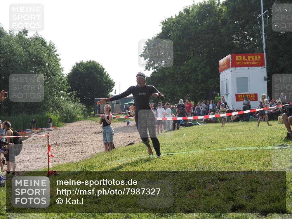 15.06.2025 - 27. Vierlanden-Triathlon KatJ http://msf.ph/oto/7987327 15.06.2025 09:03:11 Schwimmen 219, 248 meine-sportfotos.de