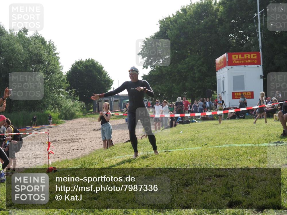 15.06.2025 - 27. Vierlanden-Triathlon KatJ http://msf.ph/oto/7987336 15.06.2025 09:03:11 Schwimmen 219, 248 meine-sportfotos.de