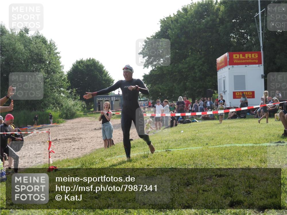15.06.2025 - 27. Vierlanden-Triathlon KatJ http://msf.ph/oto/7987341 15.06.2025 09:03:11 Schwimmen 219, 248 meine-sportfotos.de
