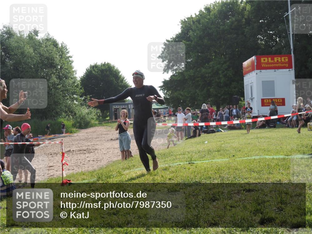 15.06.2025 - 27. Vierlanden-Triathlon KatJ http://msf.ph/oto/7987350 15.06.2025 09:03:11 Schwimmen 219, 248 meine-sportfotos.de