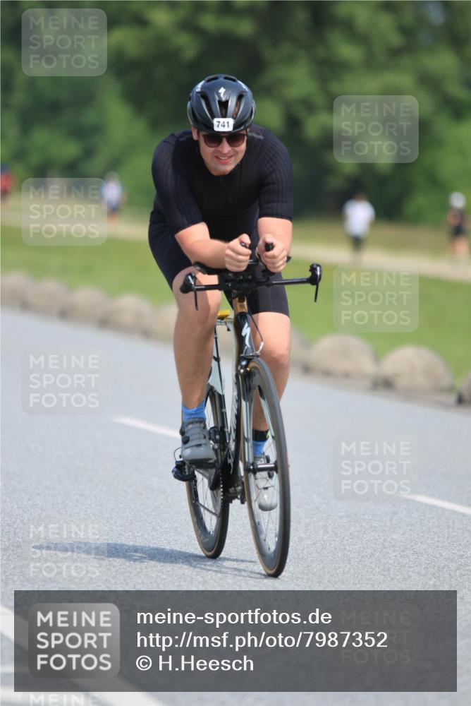 21.06.2025 - 27. Vierlanden-Triathlon H.Heesch http://msf.ph/oto/7987352 15.06.2025 11:37:20 Radfahren 741 meine-sportfotos.de