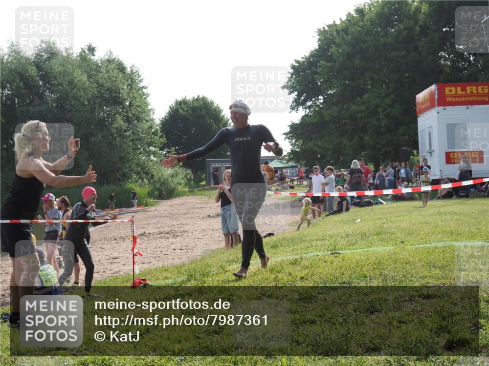 15.06.2025 - 27. Vierlanden-Triathlon KatJ http://msf.ph/oto/7987361 15.06.2025 09:03:12 Schwimmen 219, 248 meine-sportfotos.de