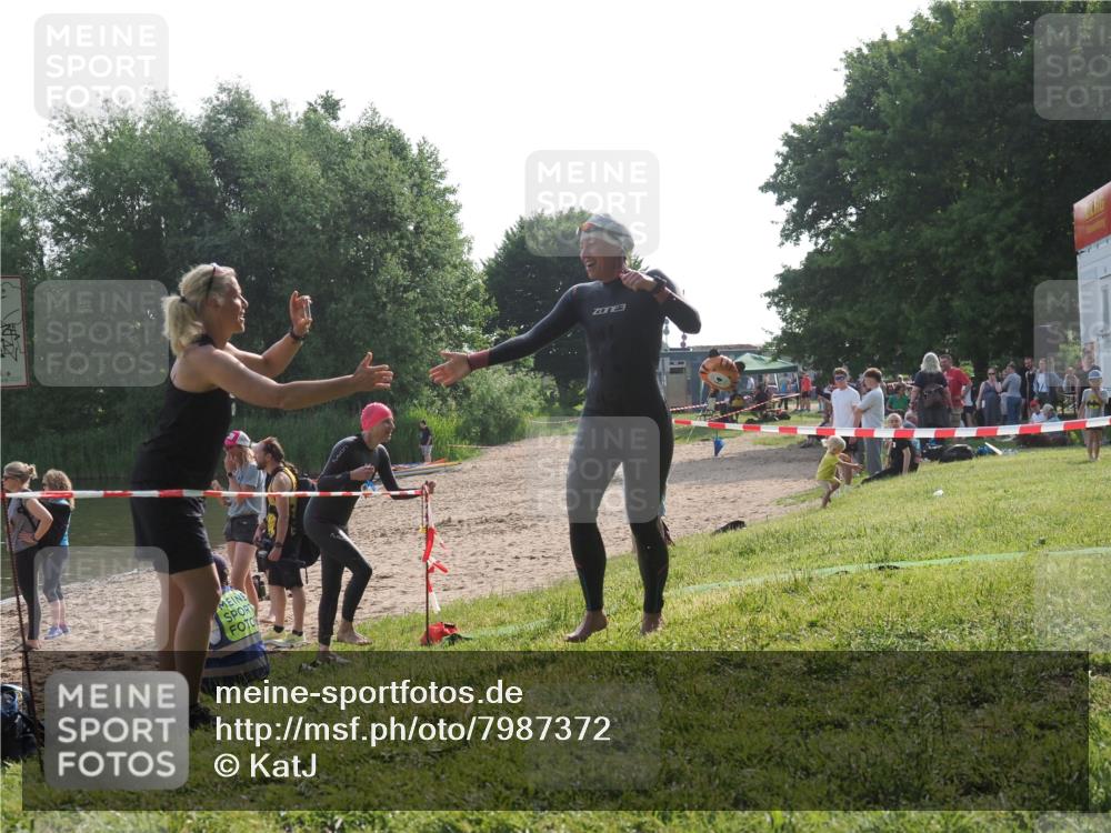 15.06.2025 - 27. Vierlanden-Triathlon KatJ http://msf.ph/oto/7987372 15.06.2025 09:03:12 Schwimmen 219, 248 meine-sportfotos.de