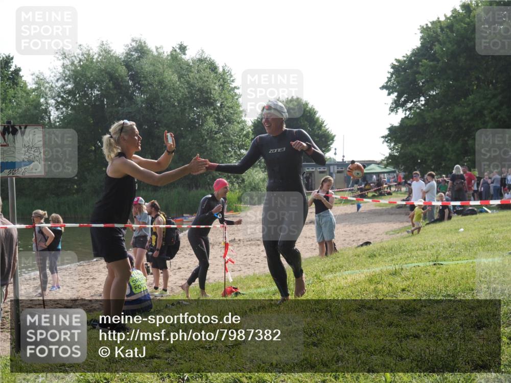 15.06.2025 - 27. Vierlanden-Triathlon KatJ http://msf.ph/oto/7987382 15.06.2025 09:03:12 Schwimmen 219, 248 meine-sportfotos.de