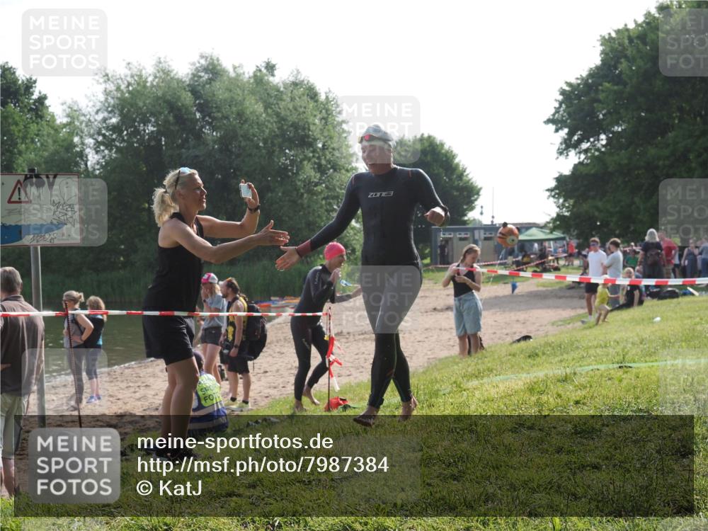 15.06.2025 - 27. Vierlanden-Triathlon KatJ http://msf.ph/oto/7987384 15.06.2025 09:03:12 Schwimmen 219, 248 meine-sportfotos.de