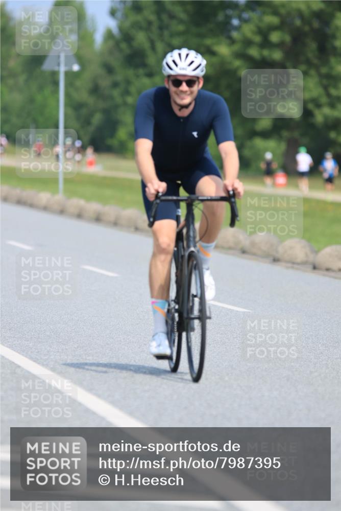 21.06.2025 - 27. Vierlanden-Triathlon H.Heesch http://msf.ph/oto/7987395 15.06.2025 11:37:31 Radfahren 90, 686, 727 meine-sportfotos.de