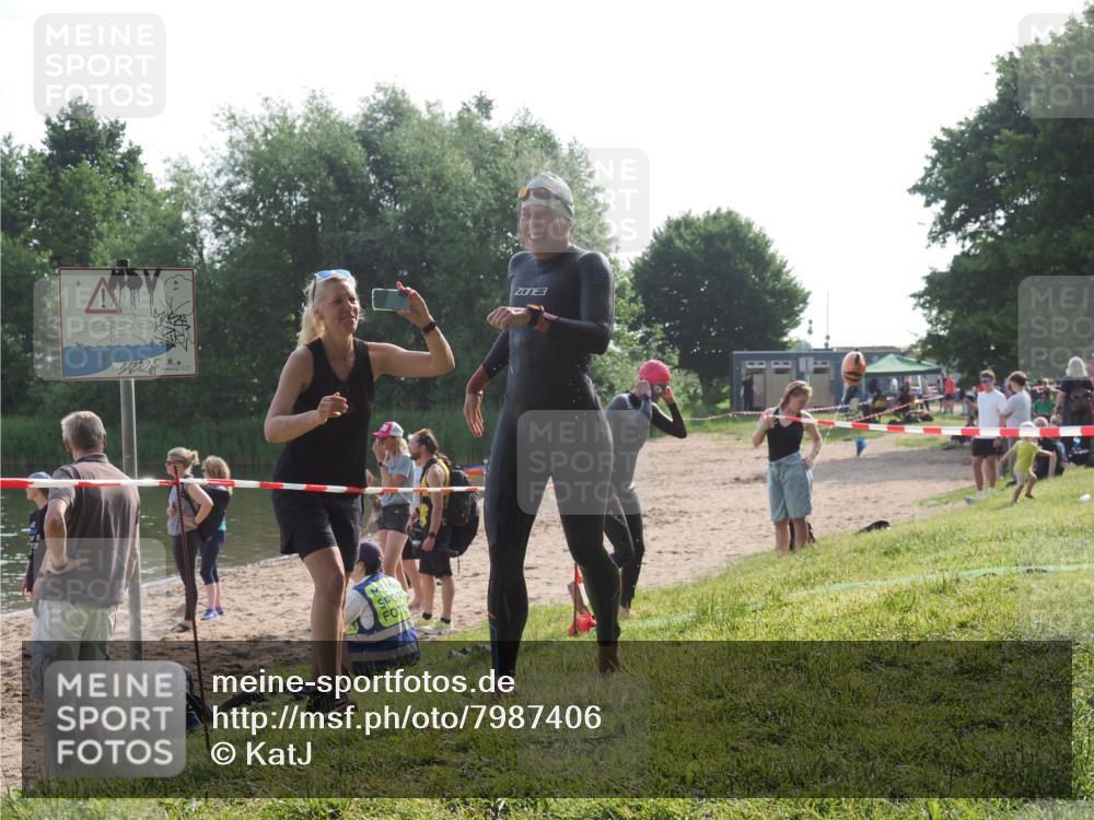 15.06.2025 - 27. Vierlanden-Triathlon KatJ http://msf.ph/oto/7987406 15.06.2025 09:03:13 Schwimmen 219, 248 meine-sportfotos.de
