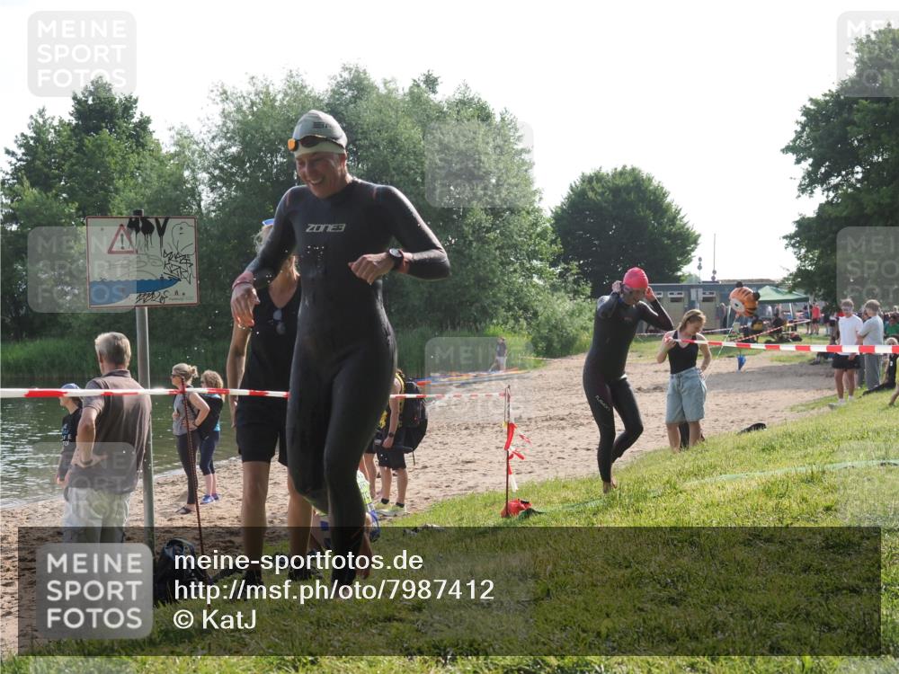 15.06.2025 - 27. Vierlanden-Triathlon KatJ http://msf.ph/oto/7987412 15.06.2025 09:03:13 Schwimmen 219, 248 meine-sportfotos.de