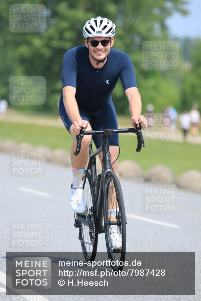 21.06.2025 - 27. Vierlanden-Triathlon H.Heesch http://msf.ph/oto/7987428 15.06.2025 11:37:31 Radfahren 90, 686, 727 meine-sportfotos.de